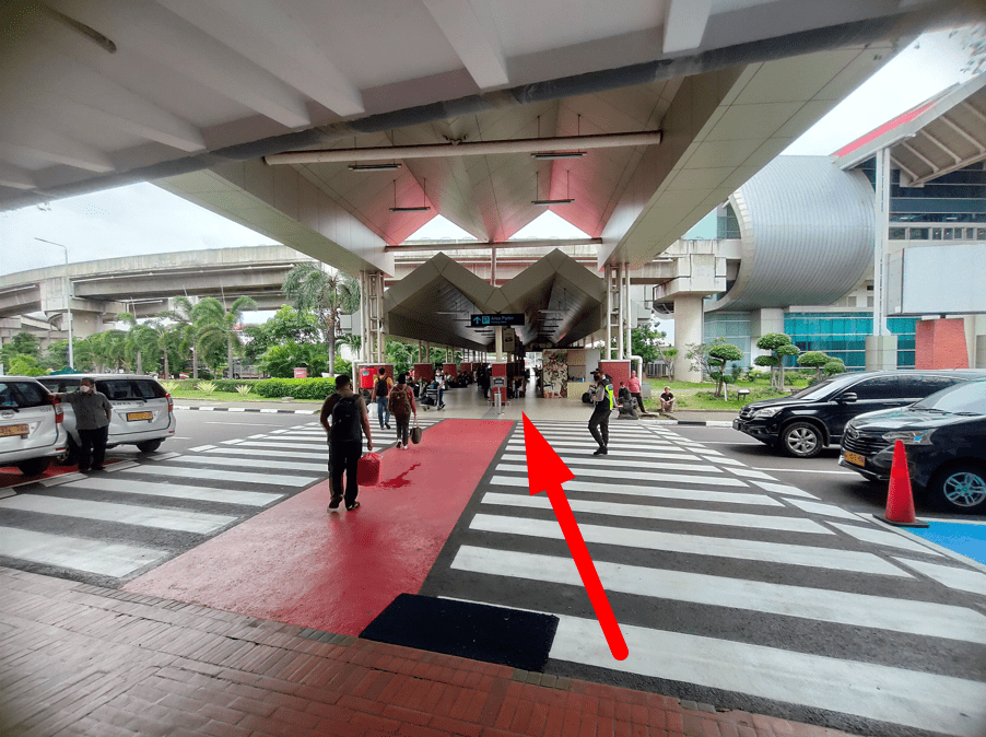 akses area parkir dan smoking area